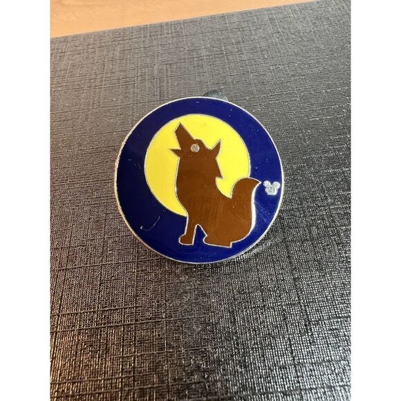 Disney s Wilderness Explorer Wolf Howl at Moon Pin - Picture 1 of 5